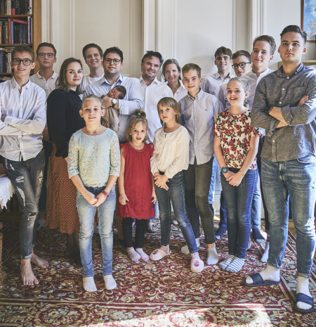 Borítókép: „Nem a mi dicsőségünk a tizenhárom gyerek”