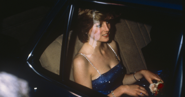 Borítókép: Diana legendás estélyije a világ egyik legszebb befektetése