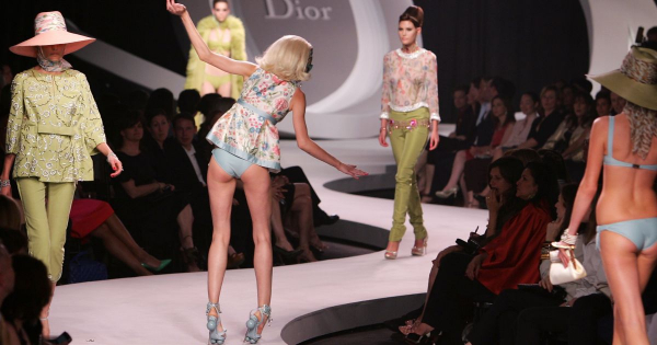 Borítókép: A divattörténelem legkínosabb bukásai – Nézni is fáj!