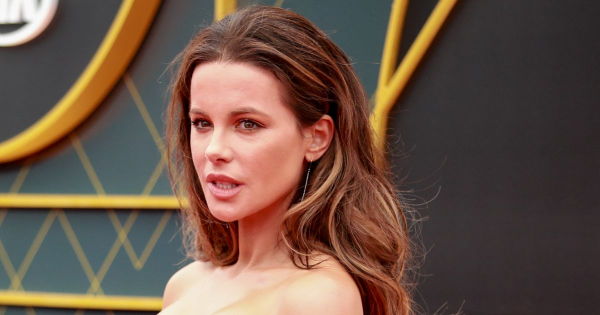 Borítókép: Büszkén mutogatja magát bikiniben a 46 éves sztár