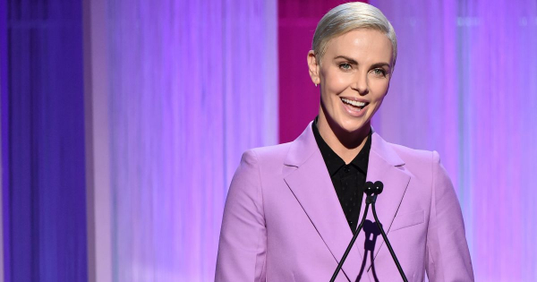 Borítókép: A 44 éves Bombshell óriásit villantott örömében