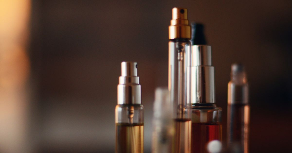 Borítókép: Női és férfi parfüm illatminták