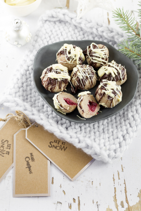 Borítókép: Gyors karácsonyi desszert: meggyel töltött gesztenyegolyó