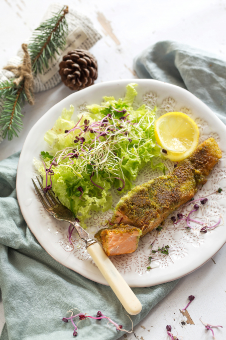 Borítókép: Egészséges karácsonyi vacsora: zöldfűszeres kéreggel sült lazac