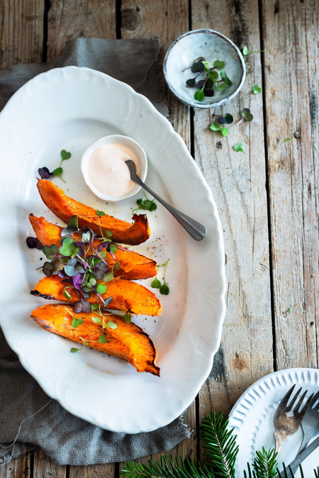 Borítókép: Pofonegyszerű ünnepi köret: harissával sült tökszeletek