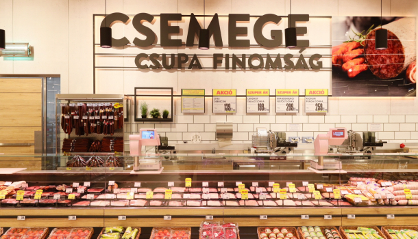 Borítókép: Csaknem ezer tonna virslivel készül a SPAR szilveszterre