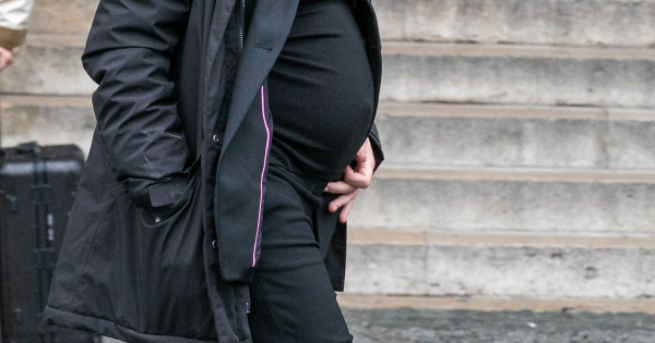 Borítókép: A csodaszép színésznőt 44 évesen már megviseli a terhesség