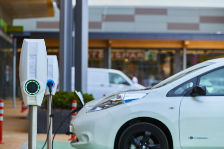 Borítókép: Az NKM elektromosautó-töltő hálózatához csatlakozott a SPAR