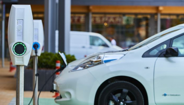 Borítókép: Az NKM elektromosautó-töltő hálózatához csatlakozott a SPAR