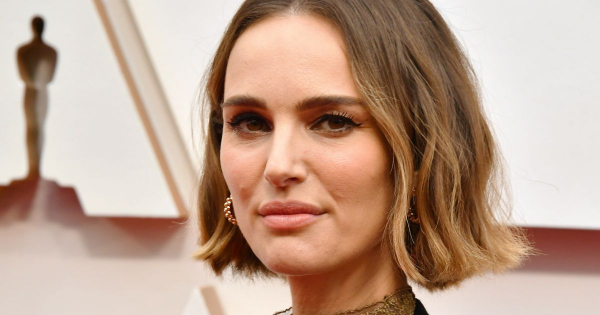 Natalie Portman ruhájával tiltakozott a vörös szőnyegen az Oscar-gála döntése ellen