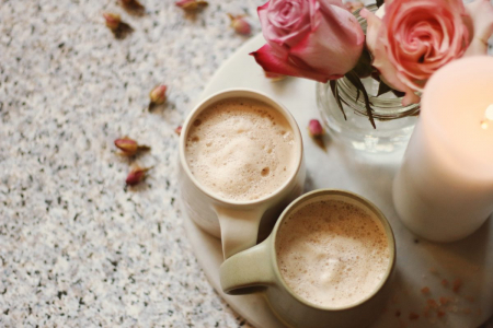 Borítókép: Mélyebben altat, mint a meleg, mézes tej: itt a maca moon milk receptje