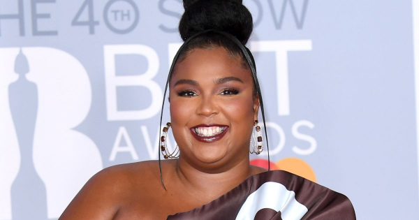 Borítókép: Ennyi lenne egy estélyi? Lizzo megint provokál