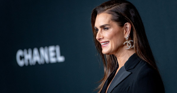 Borítókép: A kék lagúna sztárjának 55 évesen is kockás a hasa - A tiéd milyen?