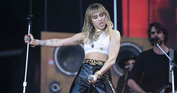 Borítókép: Miley Cyrus merész eszközzel motiválja munkára a szerelmét 