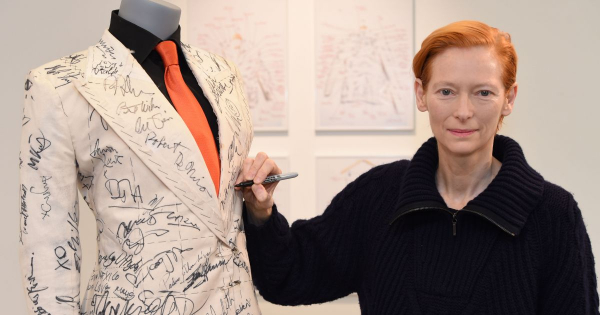 Borítókép: Egy hétig lehet licitálni a háromszoros Oscar-díjas jelmeztervező kosztümjére