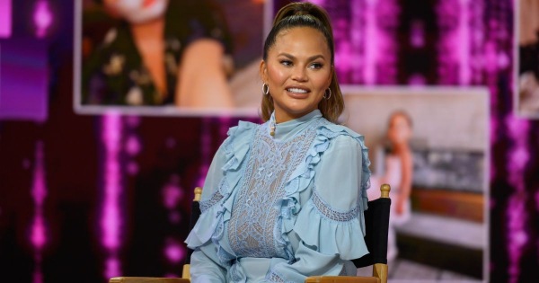 Borítókép: Chrissy Teigen eltávolíttatja mellimplantátumait