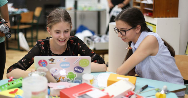 Borítókép: Ki mondta, hogy az informatika nem való a lányoknak? 