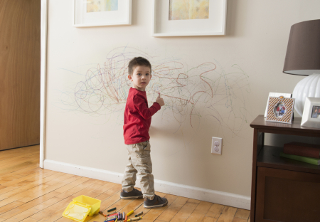 Borítókép: Mit árul el a gyereked agyáról, ha összefirkálja a falat?