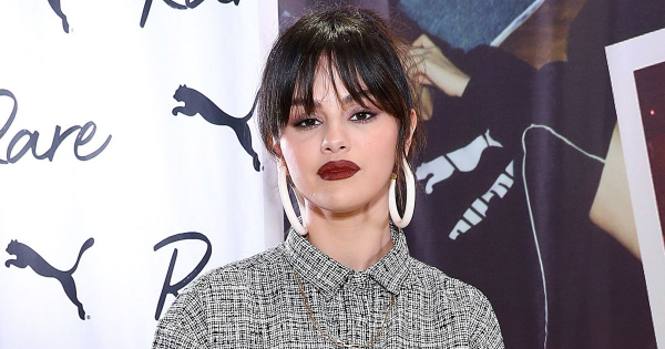 Borítókép: Védjegy: Selena Gomez és a karika fülbevalók