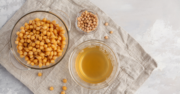 Borítókép: Viszlát, élelmiszerpazarlás: csodás dologra jó a csicseriborsó konzerv leve!