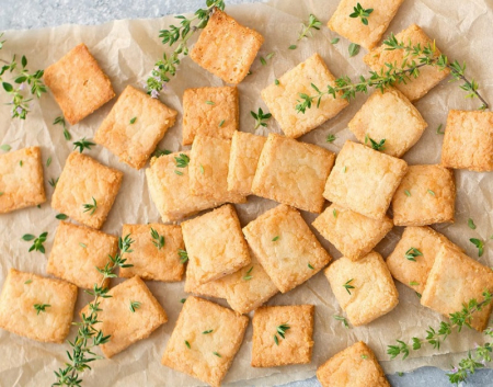 Borítókép: Két összetevős sajtos keksz az esti filmnézéshez