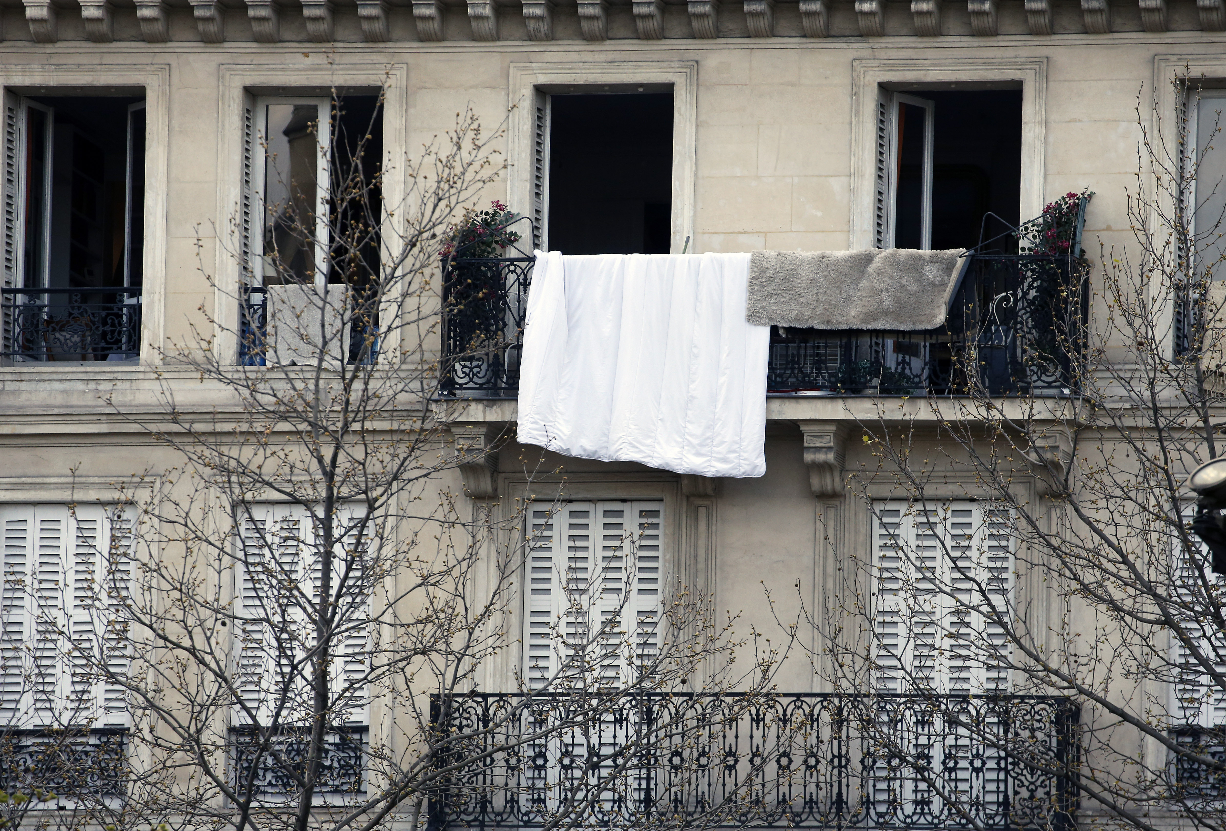 koronavírus,párizs,ruhák