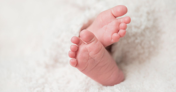 Borítókép: A 45 éves énekesnő megható képet posztolt újszülött kislányáról és 18 éves fiáról