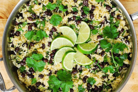 Borítókép: Ha betáraztál rizsből és babból, itt egy recept!