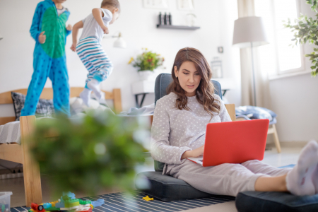 Borítókép: Pizsama, macinaci vagy farmer –  melyik nyeri a home office-versenyt?