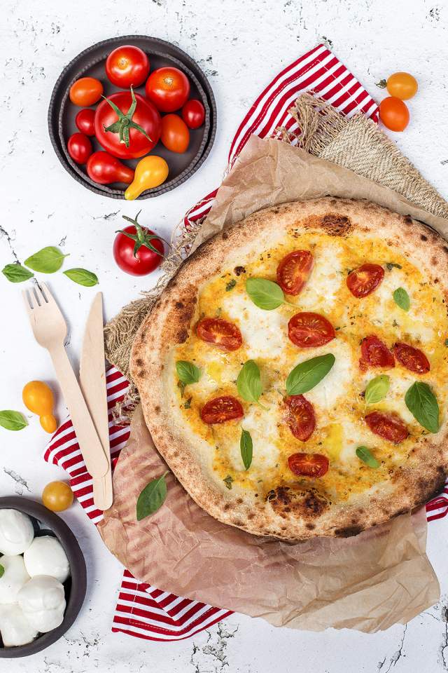 kovászos pizza,kovász,pizza,élesztőmetes,Szabadfi Szabolcs,recept,paradicsom