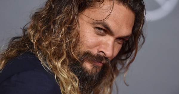 Borítókép: Jason Momoának még azt is elnézzük, ha slampos, mert ... 10 izgi tény róla