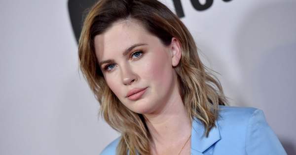 Borítókép: Kim Basinger lánya bőrbetegsége ellenére is magabiztos