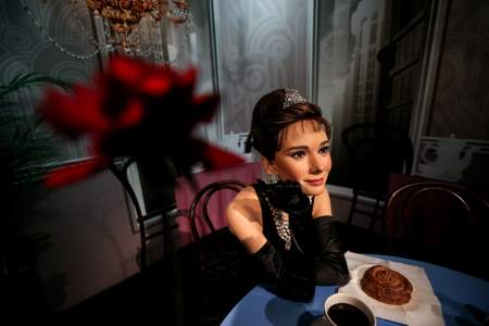 Borítókép: Szalonfasiszta anyja mellett ő Anne Frank naplóját falta – 12 dolog, amit nem tudtál Audrey Hepburnről