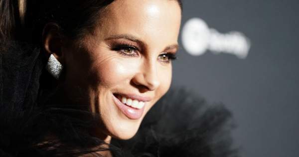 Borítókép: Szabad-e egy nőnek 20 évvel fiatalabb pasival randiznia?