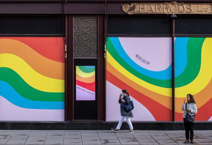 London leghíresebb áruháza, a Harrods is zárva van, a kirakatukkal üzennek az egészségügyi dolgozóknak.