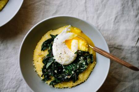 Borítókép: Krémes spenótos puliszka buggyantott tojással