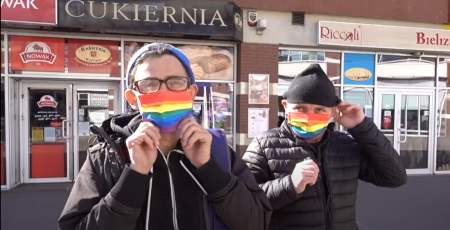 Borítókép:  Egy meleg házaspár hackje szivárványszínű maszkokkal 