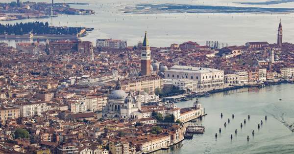 Borítókép: Összefogás Velencében: női gondolások szállítanak ételt az időseknek