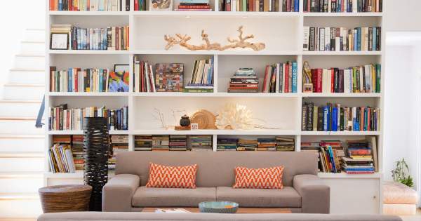 Borítókép: Hasznos és stílusos időtöltés: a művészi könyvespolc elrendezés