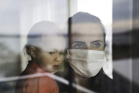 Borítókép: Egyedülálló anyuka: „Mi lesz a gyerekemmel, ha én koronavírusos leszek?”