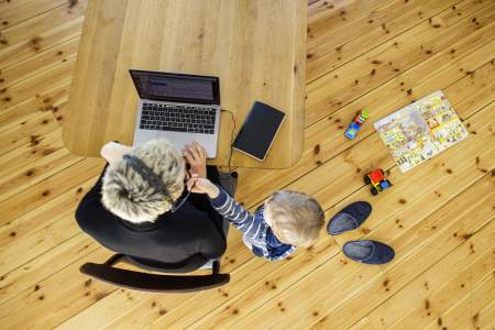 Borítókép: Mit posztolnak Twitteren a karanténba belefáradt szülők?