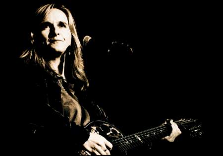 Borítókép: 21 évesen elhunyt az amerikai énekesnő fia