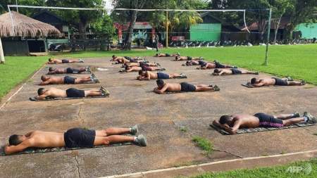 Borítókép: Indonéziában napozással próbálják elkerülni a koronavírust