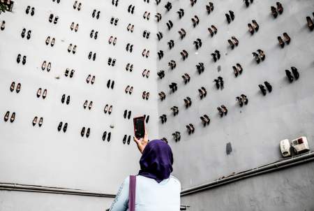 Borítókép: 440 pár tűsarkú cipővel emlékeznek a családon belüli erőszak áldozatául esett nőkre