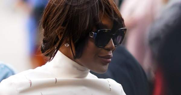 Borítókép: Naomi Campbell utazó szettjét látnod kell, ha repülni készülsz