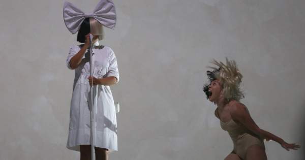 Borítókép: Az énekesnő örökbefogadott 2 kamasz fiút