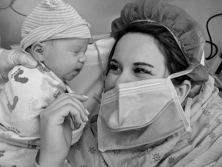 Borítókép: Szülés a koronavírus árnyékában – egy egészségügyi dolgozó története