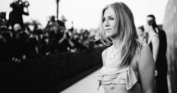 Elárverezik Jennifer Aniston ikonikus, egy szál semmiben pózolós fényképét 