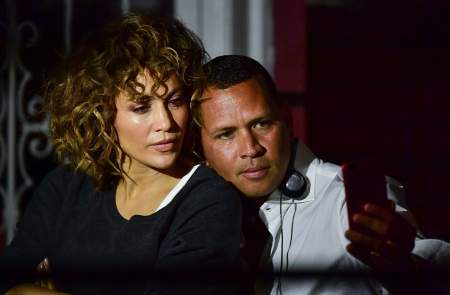 Borítókép: Gyúrd ki magad családostul Jennifer Lopez és Alex Rodriguez 20 perces gyakorlatsorával