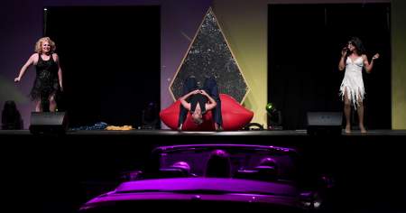 Borítókép: Szentmise és koncertek a szélvédőn keresztül? Naná!